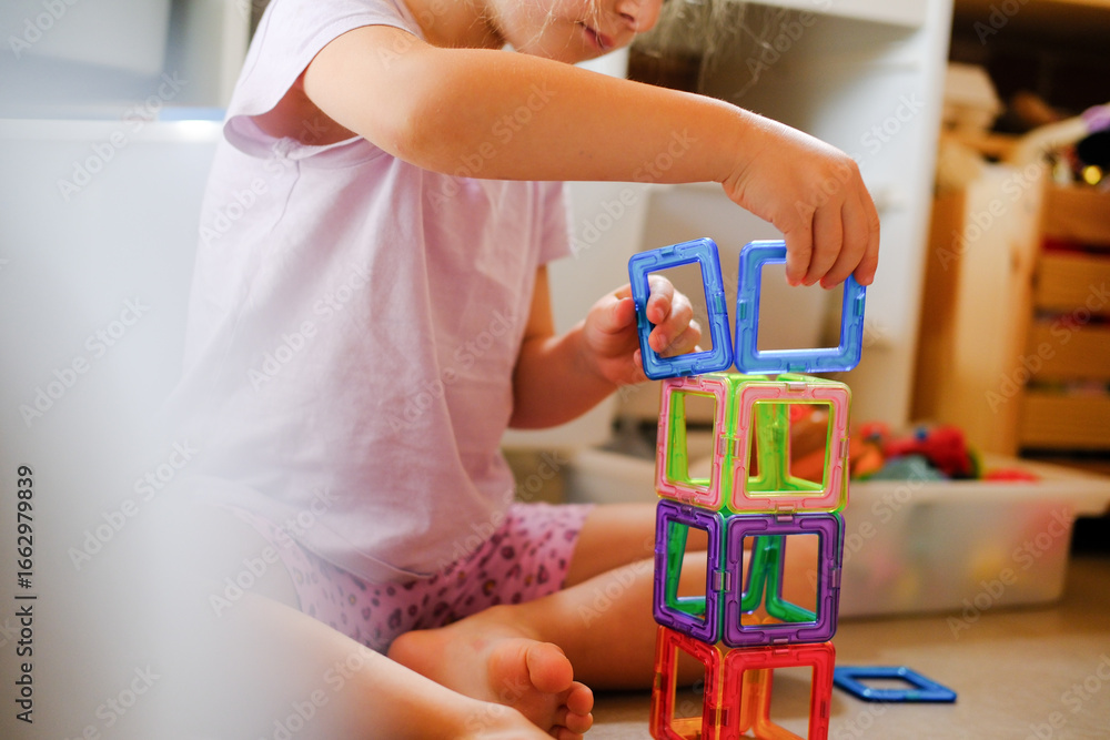 Obraz premium Kindergarten und Kind am basteln und spielen