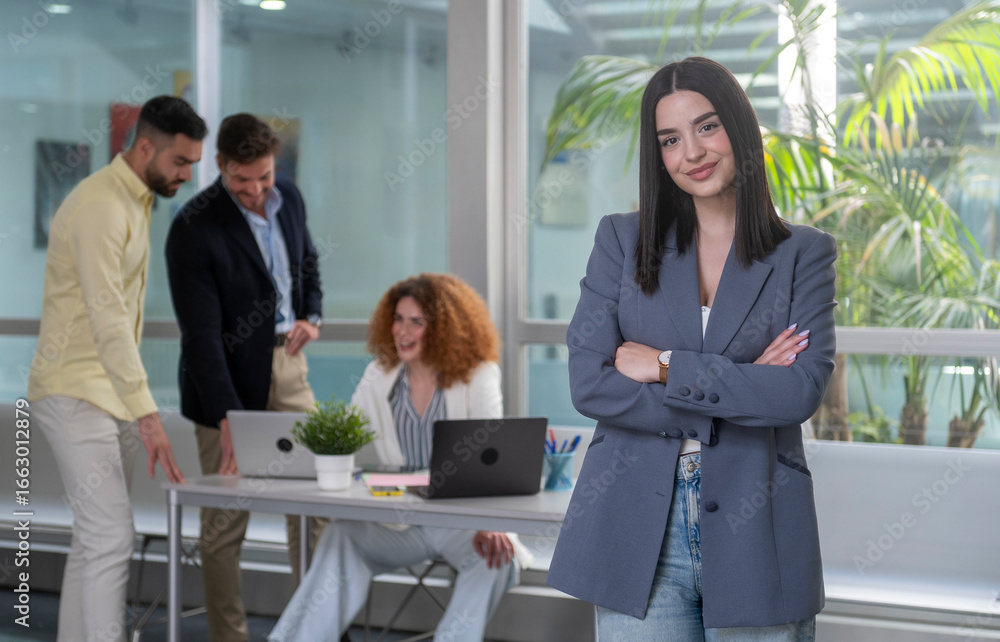 Obraz premium Confident businesswoman leading diverse team in modern office