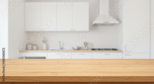 Table en bois vide dans une cuisine moderne avec arri  re-plan flou  id  ale pour pr  senter des ustensiles ou des aliments