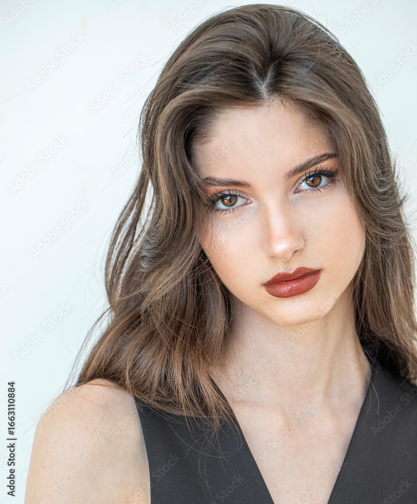 Naklejka premium Studio portrait of a young beautiful brunette woman