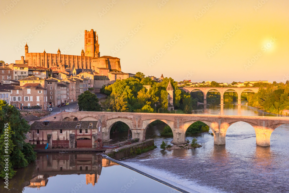 Obraz premium Colorful sky at sunrise over the historic bridges and cathedral in Albi, France