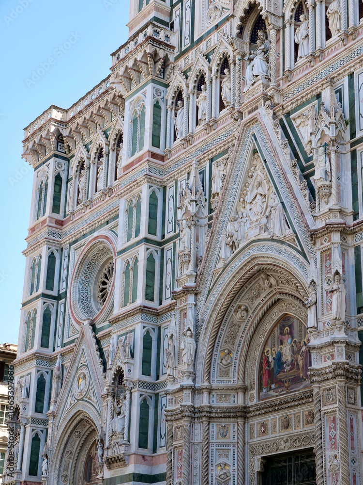 Obraz premium Florence Cathedral Duomo di Firenze with Brunelleschi’s dome and the Baptistery. exterior features intricate marble patterns in green, white, and pink, representing iconic Renaissance architecture