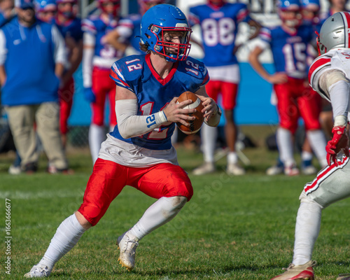 Foto QB Play Action High School Football Boys of Fall Sports