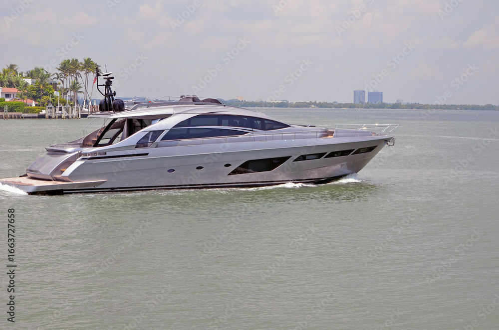 Obraz premium Luxury Cabin Cruiser on the Florida Intracoastal Waterway