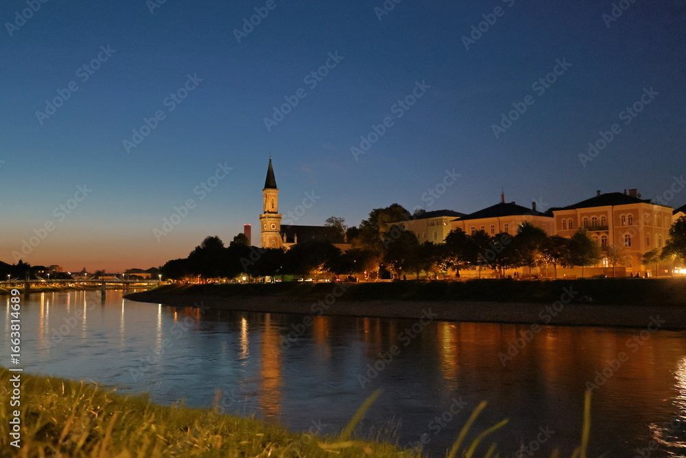 Fototapeta premium Die Salzach durch Salzburg am Abend