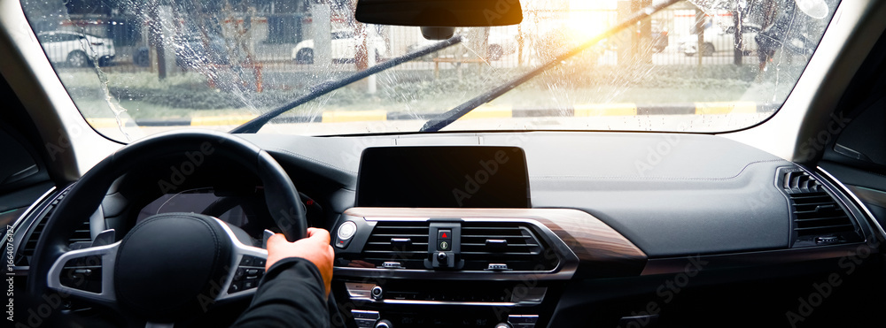 Fotografie Clean the car window windshields with the car wipers