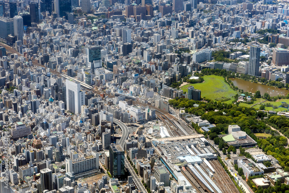 Fototapeta premium 上野駅上空から御徒町方向を空撮