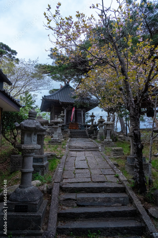 Fototapeta premium 仙台の松島の風景が見られる多聞山の毘沙門堂