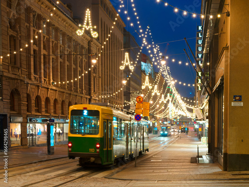 ヘルシンキにてイルミネーションの中を走るトラム