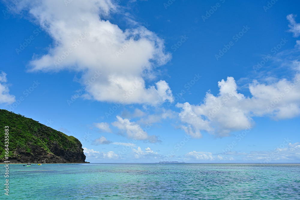 Obraz premium 真夏の慶良間諸島の青く透き通った海の風景写真【沖縄風景】