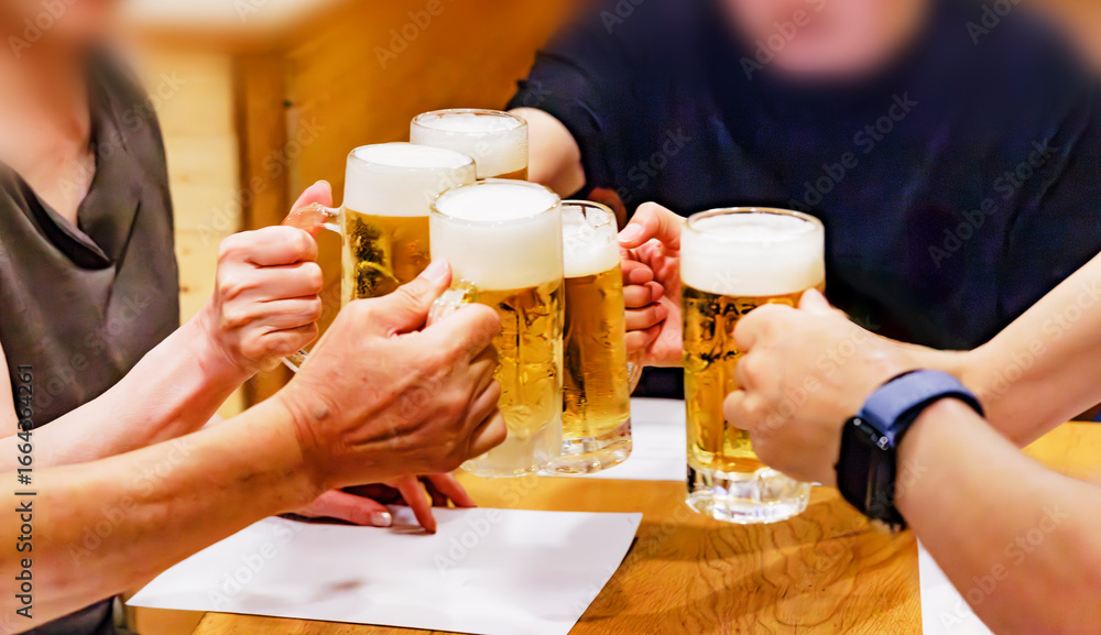 Obraz premium 飲食店で飲む美味しそうなよく冷えたビール