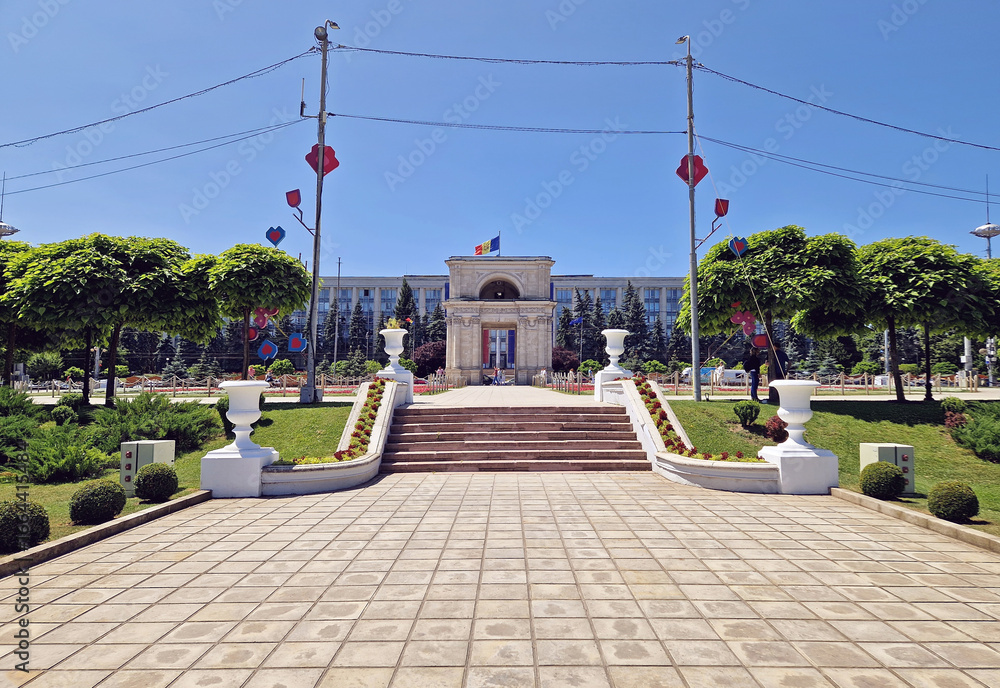 Fototapeta premium CHISINAU, MOLDOVA Triumphal Arch as popular historical landmark of the capital with the Moldovan Government House in the background