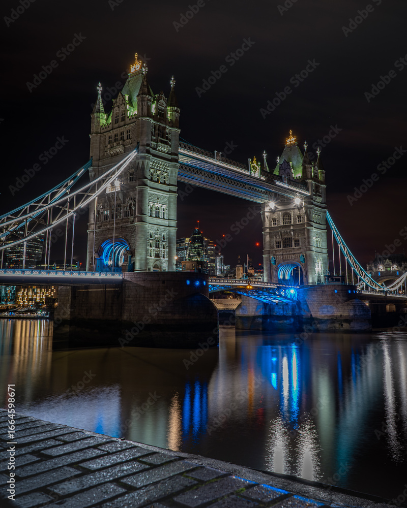 Obraz premium tower bridge at night