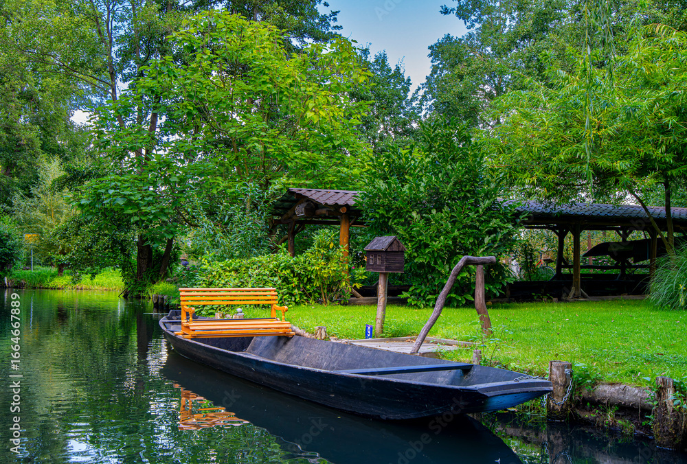 Obraz premium Tourismus in Brandenburg, Landschaft mit Fließgewässern, Häusern, Kähnen, Kajaks und Waldgebiet im Spreewald in Lübbenau und Lehde, Brandenburg, Deutschland