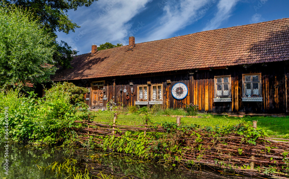 Obraz premium Tourismus in Brandenburg, Landschaft mit Fließgewässern, Häusern, Kähnen, Kajaks und Waldgebiet im Spreewald in Lübbenau und Lehde, Brandenburg, Deutschland