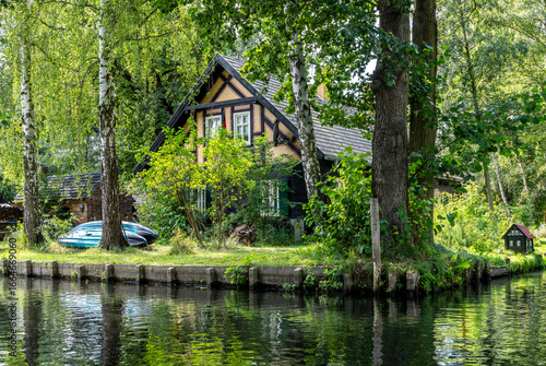 Tourismus in Brandenburg, Landschaft mit Fließgewässern, Häusern, Kähnen, Kajaks und Waldgebiet im Spreewald in Lübbenau und Lehde, Brandenburg, Deutschland