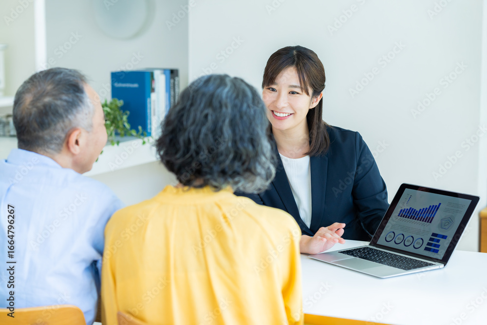 Obraz premium コンサルタントに相談するシニア夫婦