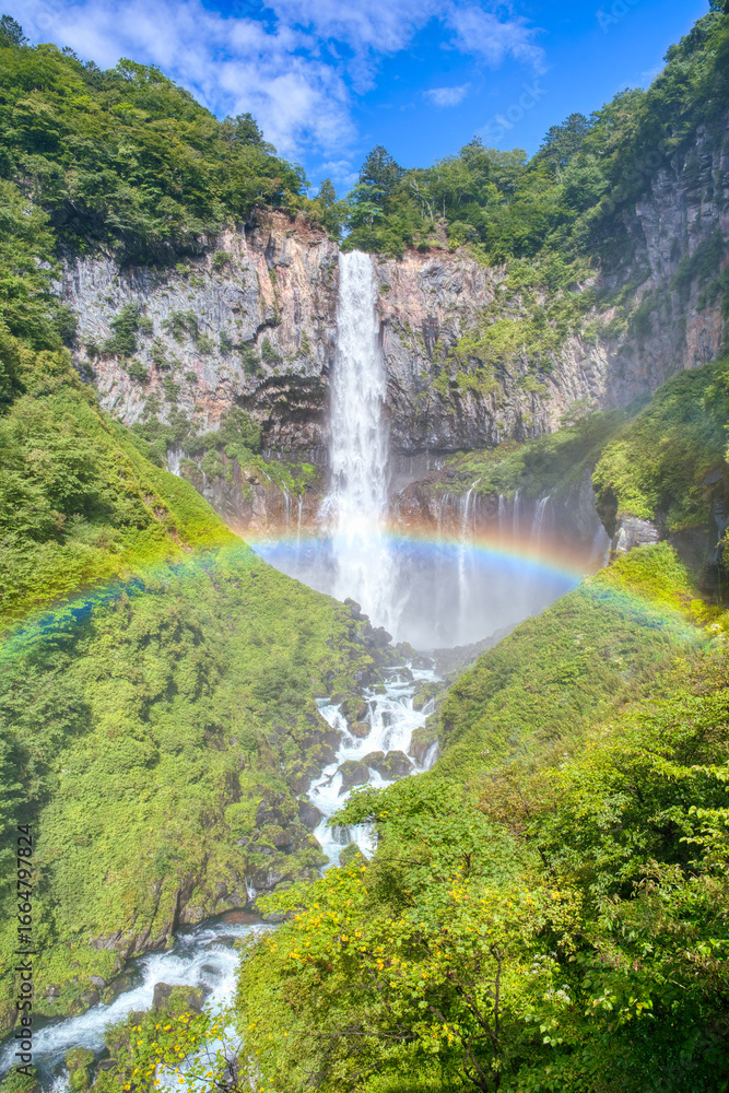 Fototapeta premium 夏の青空の下、虹がかかる壮大な華厳の滝