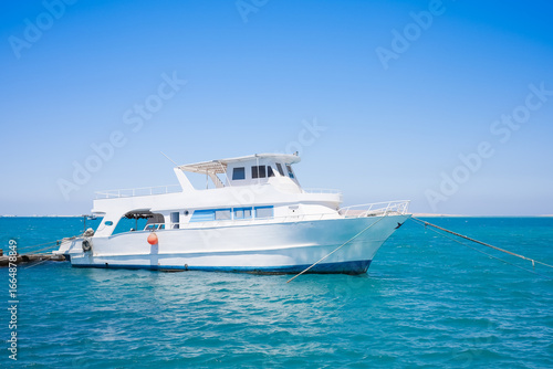 Obraz na plátně White yacht anchored in clear blue ocean