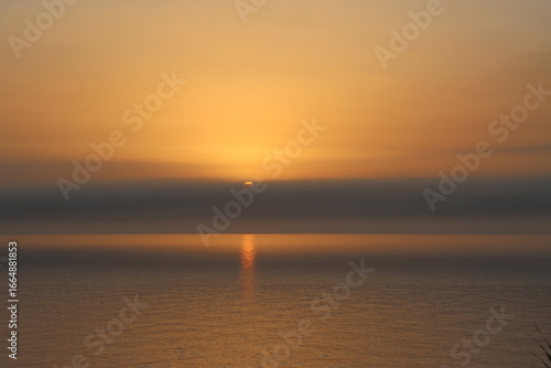 atardeceres nuevos del mar que llueven ondas y espacios nuevos. La hora de oro es un lugar místico y nuevo, espacio nuevo y hermoso. 
