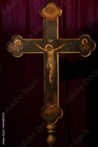 Religion que abre posibilidades al amor nuevo y a un horizonte que es con la cruz en la religión nueva y el cielo es azul y gris, nostálgico y nuevo. 