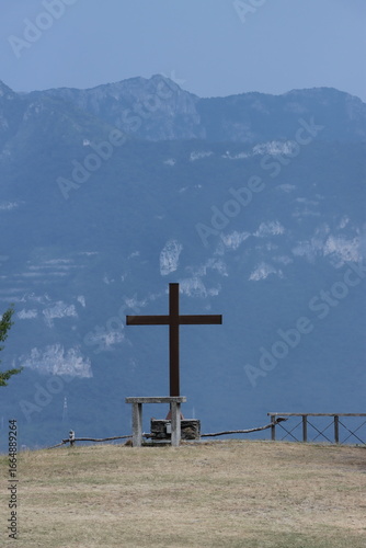 Religion que abre posibilidades al amor nuevo y a un horizonte que es con la cruz en la religión nueva y el cielo es azul y gris, nostálgico y nuevo. 