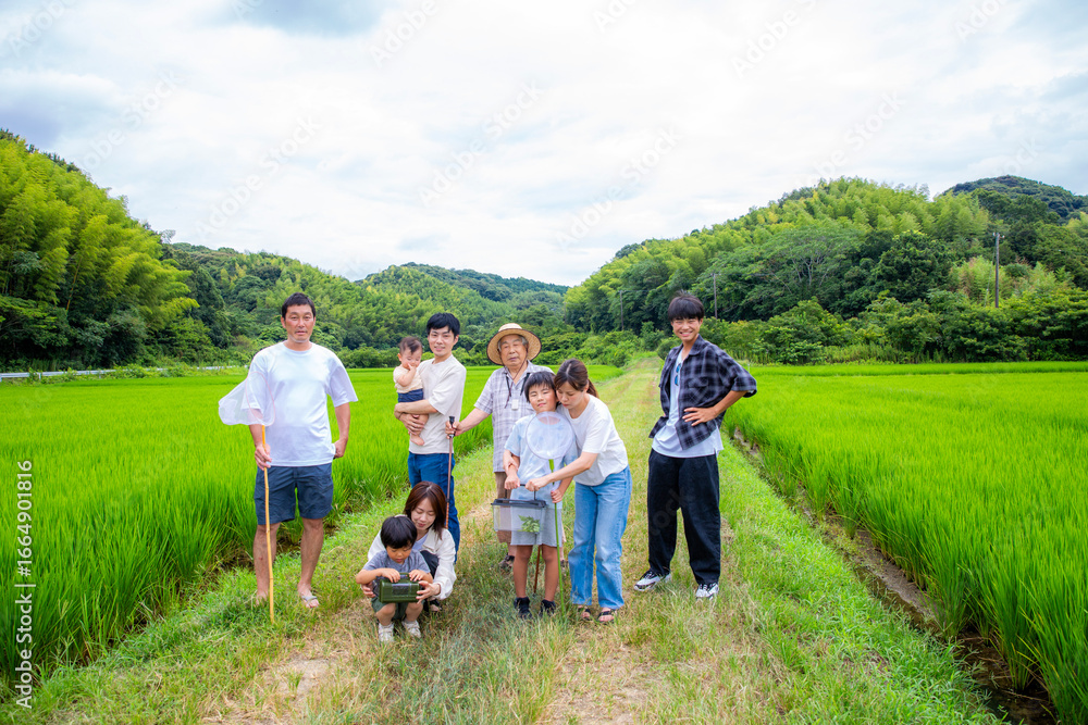Fototapeta premium 夏休み帰省した故郷でみんなで遊ぶ 家族仲間の集合写真