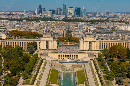 Fontaine du Trocadéro en contrebas du palais de Chaillot avec le quartier de La Défense en arrière plan