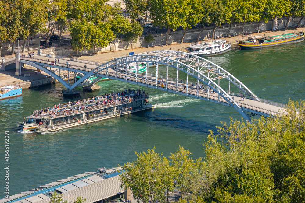 Fototapeta premium Passerelle Debilly au dessus du fleuve la Seine à Paris