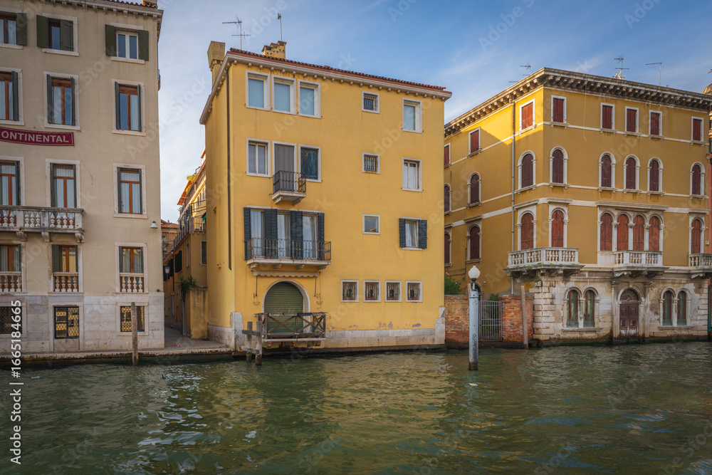 Fototapeta premium Venetian waterfront houses along the Grand Canal