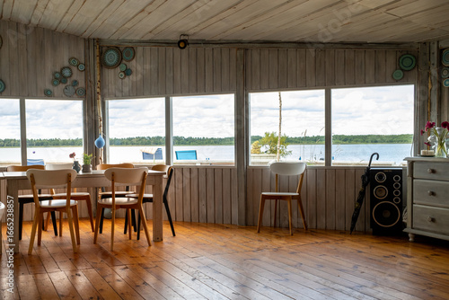 Knajpa surferów nad jeziorem