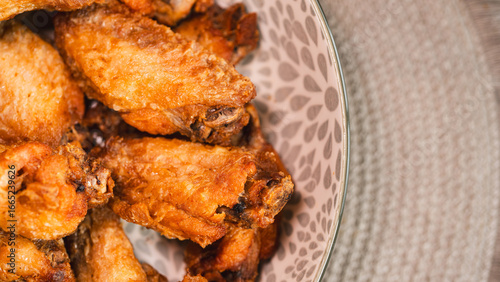 Schilderij op canvas Close-up of golden-brown, crispy fried chicken served on a stylish plate