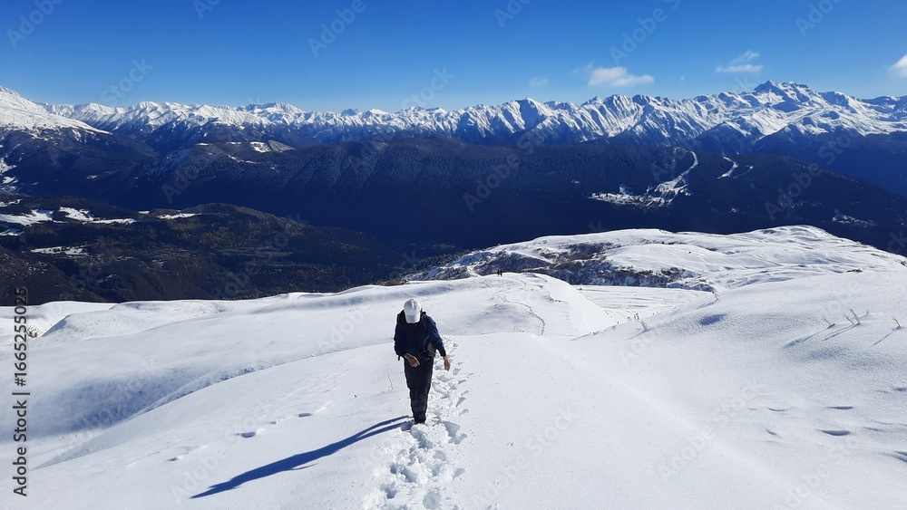 Fototapeta premium Trekking a los lagos Koruldi desde Mestia en invierno en Georgia