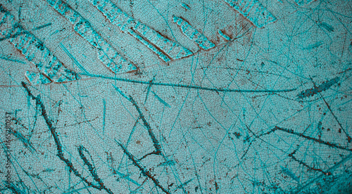 Imagen horizontal de una textura desgastada de plastico azul con rayones