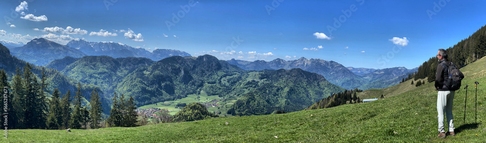 Obraz premium Wanderer am Rechenberg bei Oberwössen blickt auf das Berg Panorama, Chiemgau, Alpen, Bayern, Deutschland