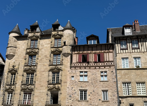 façades de styles variés d'immeubles à Tulle 
