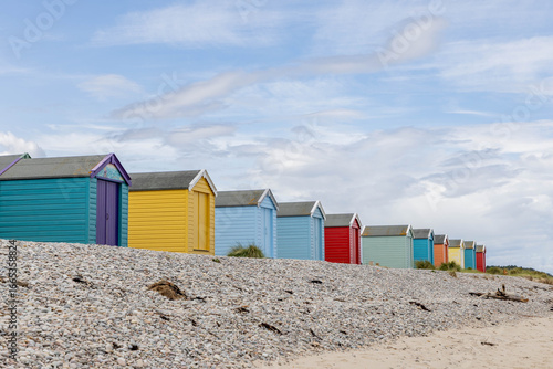 Fototapeta Strand in Findhorn mit bunten hölzernen Häusern