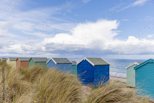 Fototapeta Strand in Findhorn mit bunten hölzernen Häusern
