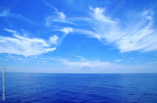 Canvas Print blue sky with clouds over ocean