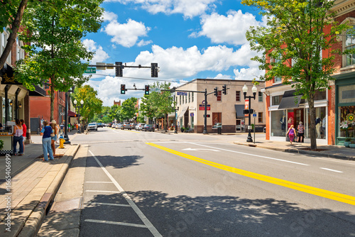 Fototapeta Naklejka Na Ścianę i Meble -  The picturesque tree lined Main Street in the charming small town of Franklin, Tennessee, an important Civil War site near Nashville.