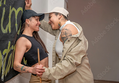 Quadro su tela young couple of women looking romance