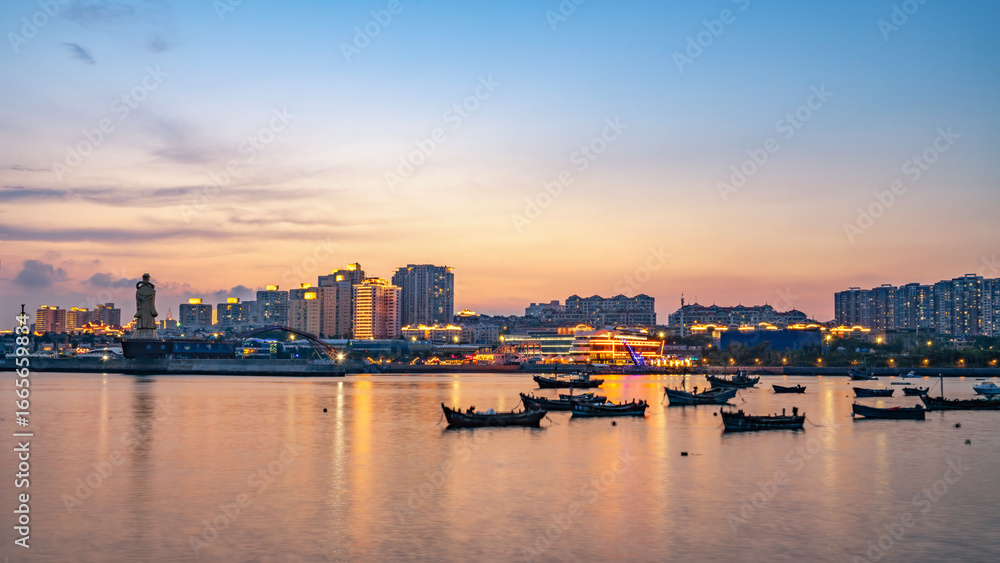 Obraz premium Evening view of the city waterfront with boats and buildings