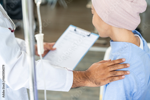 Foto Male doctor visiting female cancer patient with care and compassion in hospital room