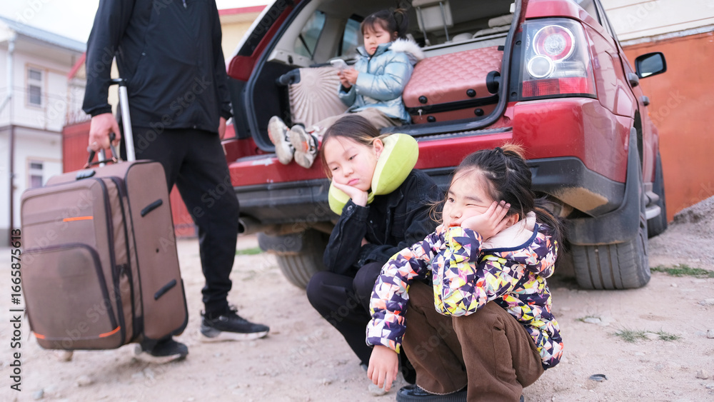 Obraz premium The car broke down. Bored children are waiting for their mom to come. A large family goes on vacation with their children