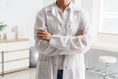 Female physiotherapist in o...