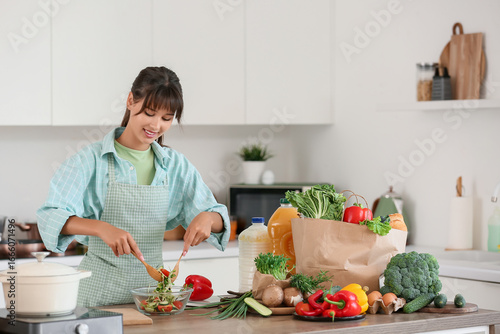 Young woman making vegetabl...