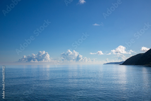 朝の爽やかな空気に包まれた、奄美大島の夏の海。