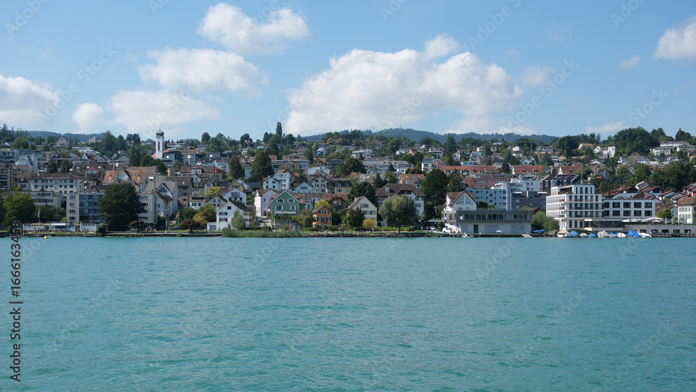Obraz premium Blick auf die Gemeinde Thalwil im Kanton Zürich, Ausblick auf den Zürichsee und schöne Ortschaften im Sommer in der Schweiz