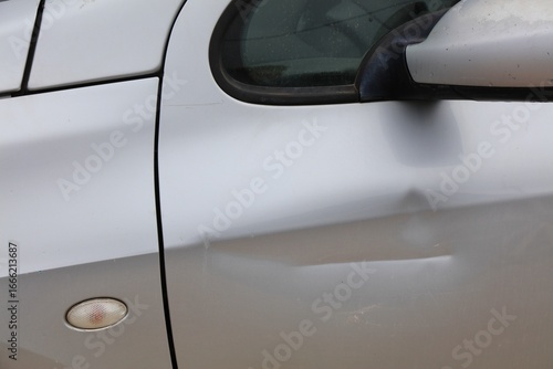 Foto Generic silver car with minor dent damage on the door