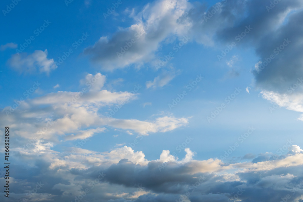 Fototapeta premium 夏の空 夕暮れの時の空と雲223